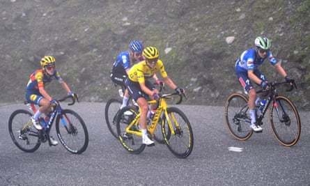 Kasia Niewiadoma in yellow heads towards the finish at Alpe d’Huez