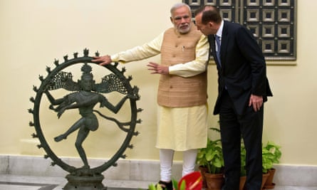 The Indian prime minister, Narendra Modi, with Australia’s Tony Abbott and the returned Shiva sculpture.