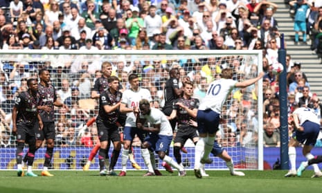 Tottenham Hotspurs Harry Kane mencetak gol pertama mereka melawan Brentford.