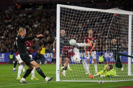 برناردو سيلفا يفتتح التسجيل لمانشستر سيتي