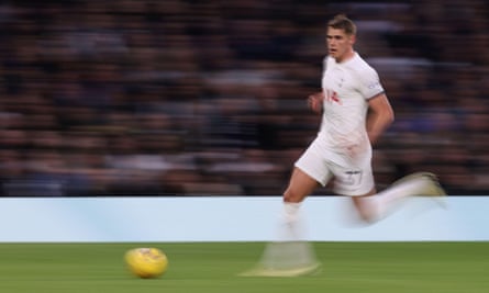 Micky van de Ven runs with the ball