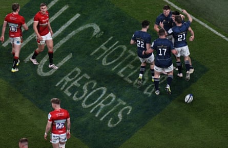 Pemain Leinster merayakan bersama