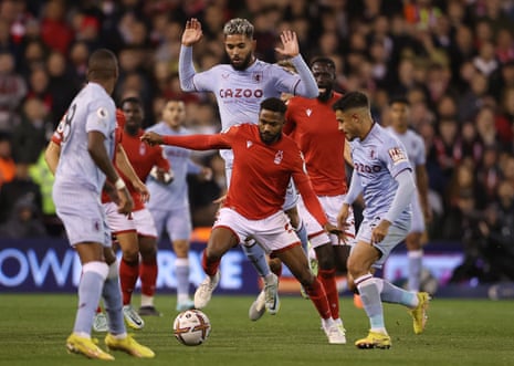 Nottingham Forests Emmanuel Dennis i aktion med Aston Villas Douglas Luiz och Philippe Coutinho (höger).