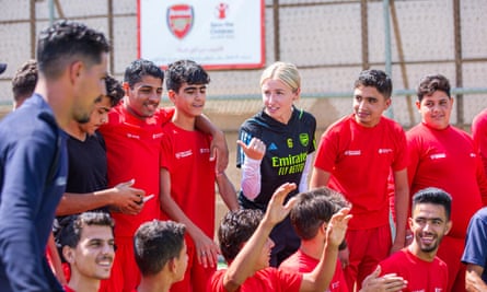 Leah Williamson talks to young refugees in Za’atari