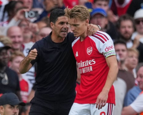 Mikel Arteta talks to Martin Ødegaard
