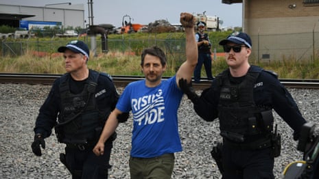 Activists board coal train as Albanese government approves three coalmine expansions â video