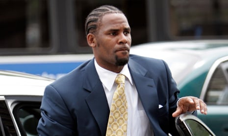 R Kelly arrives at the Cook county criminal court in Chicago, 13 June 2008. 