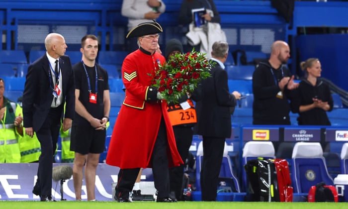 Un futbolista retirado del Chelsea deposita una ofrenda floral en el campo en honor a la reina Isabel II.