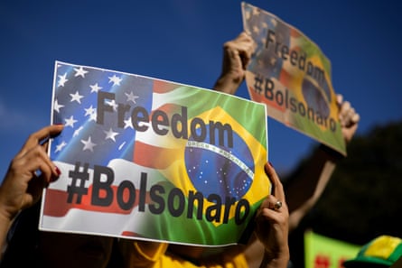 Banners saying Freedom #Bolsonaro