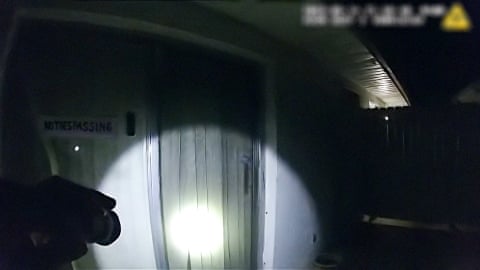 „Un instrument violent”... imagini de pe camera de corp a poliției din filmul Vecinul perfect.