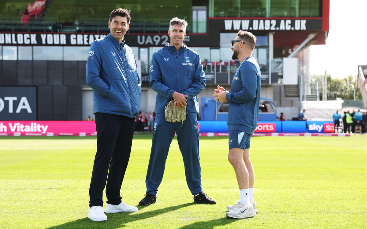 Stephen Fleming, Kevin Pietersen and Brendon McCullum on the outfield before England’s T20 match against Sri Lanka.