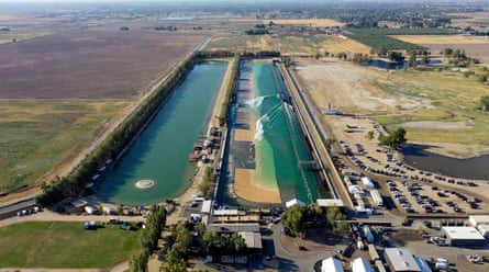 Una vista aérea del Jeep Surf Ranch Pro en el rancho de 700 yardas de Slater en Lemoore, California.