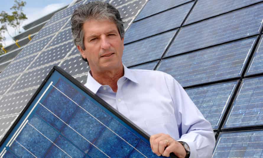 مارتین گرین ، محقق فتوولتائیک خورشیدی دانشگاه NSW دارای یک صفحه خورشیدی است
