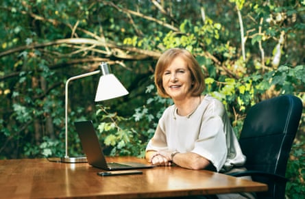 زن نشسته پشت میز با لامپ زاویهدار و سبزیجات در پسزمینه