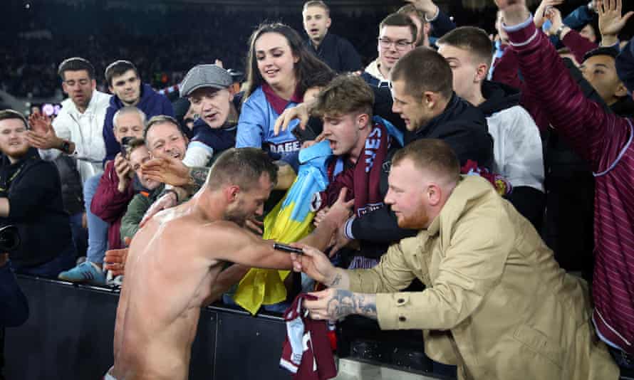 Yarmolenko strikes in extra time to sink Sevilla and send West Ham through | Europa League 2 Yarmolenko shares an emotional moment with a fan sporting a Ukraine flag.