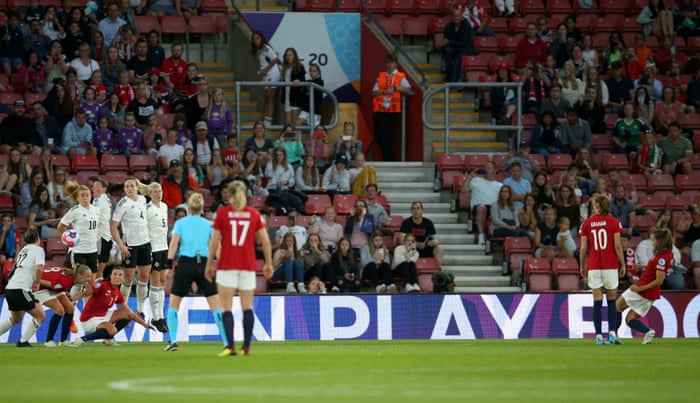 La noruega Guro Reiten (derecha) marca el cuarto gol de su equipo en el partido de un tiro libre.