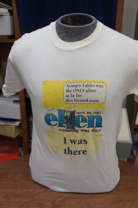 پيراهن با اشاره به بيرون آمدن الن دي جنرس ميگويد: «ميزهاي ازوپ تنها مكاني براي اين رويداد مبارك بود».