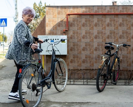 Elena Preda, on her way home from Drăgănești’s minimarket.