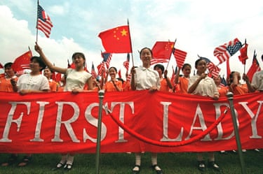 Students with banner saying First Lady and US and Chinese flags