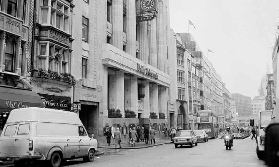 The King and Keys nestled next to the Telegraph building on Fleet Street in January 1987.