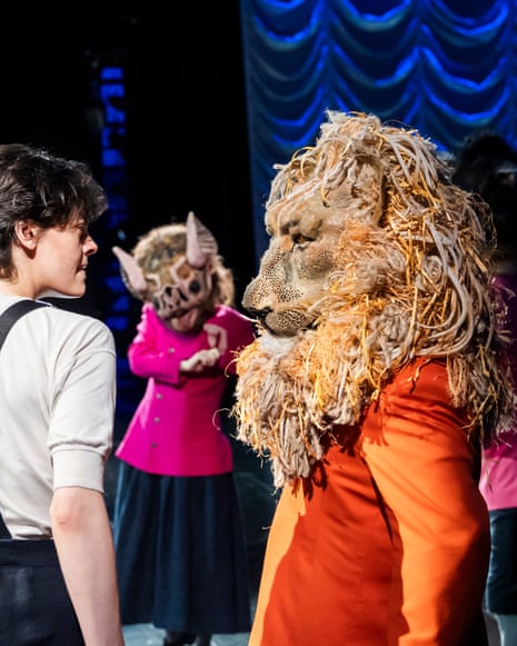 Emily D'Angelo (Ruggiero), left, photographed from the wings during rehearsals for Alcina by Handel @ Royal Opera House. A Royal Ballet and Opera production. Directed by Richard Jones. Designed by Antony McDonald.
(Opening 15-09-26)
©Tristram Kenton 09-2026