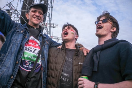 Supporters of the Tisza party singing in support of Magyar.