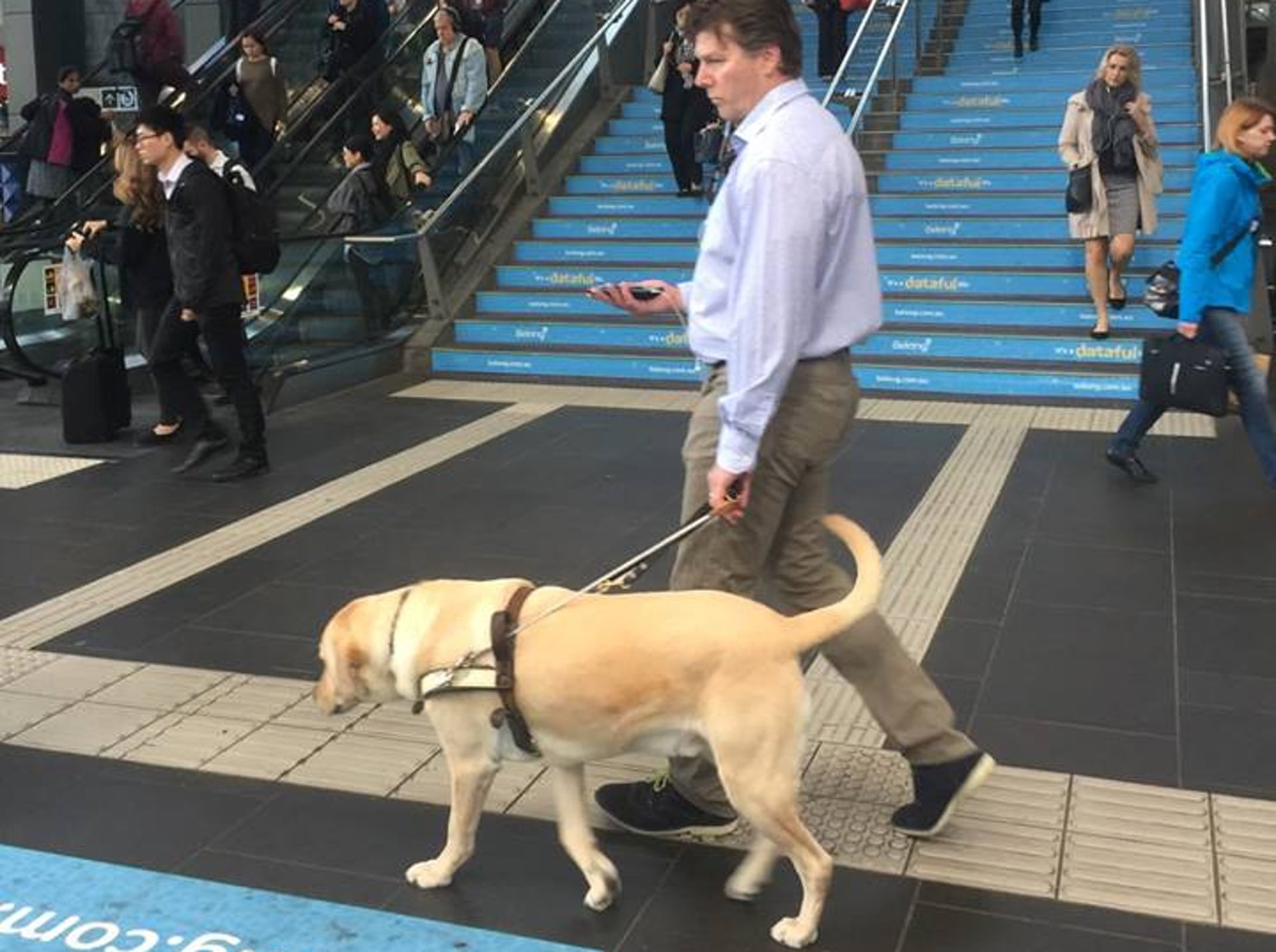Los usuarios del esquema de balizas de Melbourne reciben instrucciones de audio a través de sus teléfonos inteligentes. Fotografía: Guide Dogs Victoria