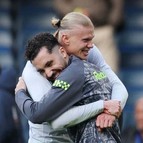 मैनचेस्टर सिटी के एर्लिंग हालैंड और रयान चेर्की जश्न मनाते हुए