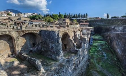 A cidade romana de Herculano perto de Nápoles, Itália, enterrada pelo Vesúvio em AD79.