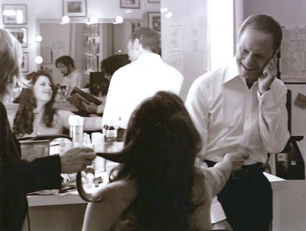 Hyde Pierce chats to Jane Leeves and they both laugh as she has her hair done in the makeup chair backstage
