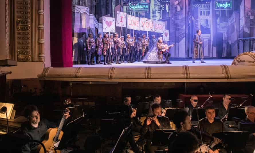 Músicos y cantantes durante El barbero de Sevilla en la reapertura del teatro de la ópera 
