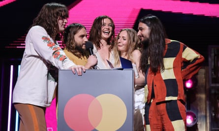 «پاي خيس» جايزه گروه سال را ميپذيرد.