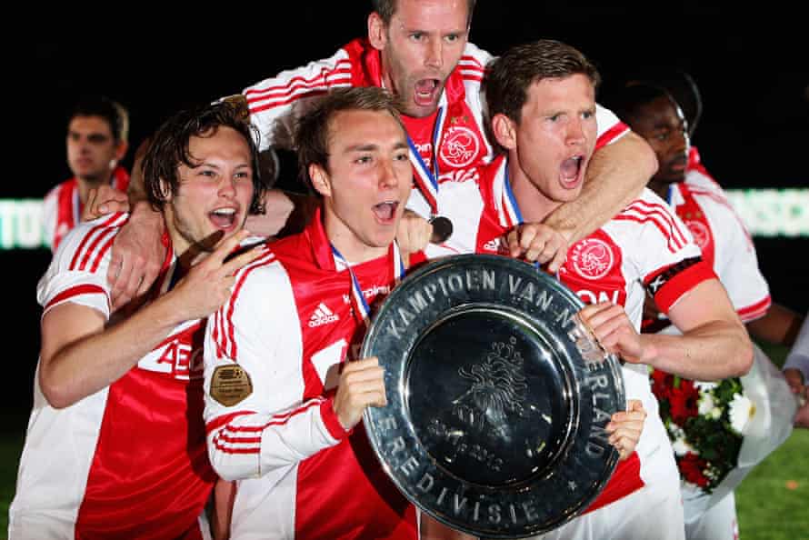 Christian Eriksen merayakan gelar Eredivisie 2011-12 bersama Daley Blind, Andre Ooijer dan Jan Vertonghen