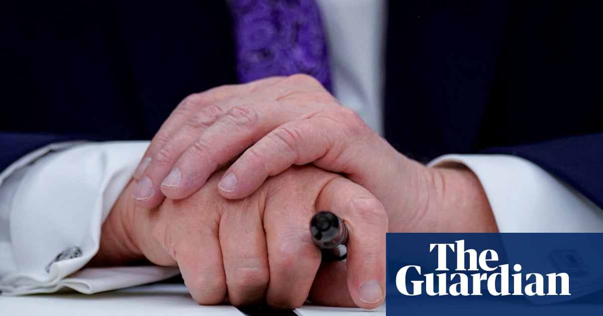 Trump signs executive order blocking states from regulating AI | US news Trump signs executive order blocking states from regulating AI | US news