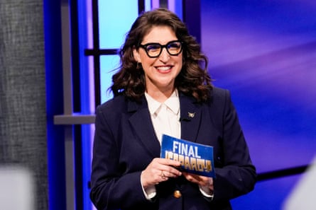 Frau hält eine Karte mit Schriftzug in der Hand "Die ultimative Gefahr"