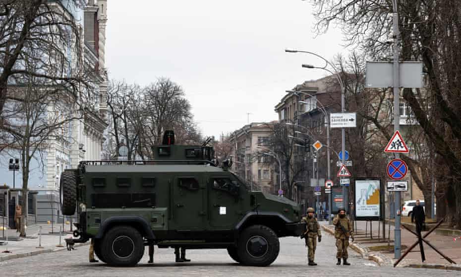 Ukrainian military service members guard a road in Kyiv<br>Ukrainian military service members guard a road that leads to a government block, after Russian President Vladimir Putin authorized a military operation in eastern Ukraine, in Kyiv, Ukraine, February 24, 2022. REUTERS/Umit Bektas