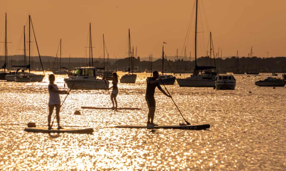 Paddleboarders en el puerto de Poole