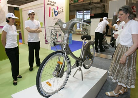 A Velib’ bike on display at the Paris fair in launch year – 2007.