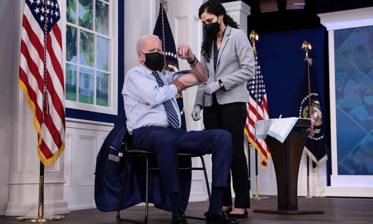 美国总统拜登在白宫打了第三针新冠疫苗加强剂