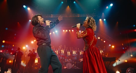 Hugh Jackman as Mike and Kate Hudson as Claire in Song Sung Blue.