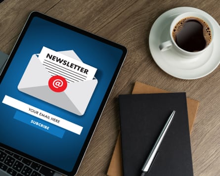 منظر علوي لجهاز آيباد، دفتر ملاحظات، قلم وفنجان من القهوة السوداء على مكتب خشبي.