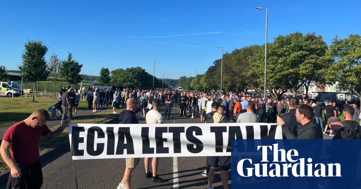 Workers block road at Ineos Grangemouth oil refinery in pay dispute