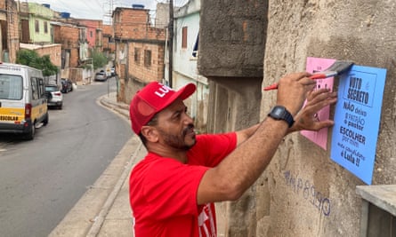 Júlio Fessô at work in Belo Horizonte’s Parrot Hill favela.