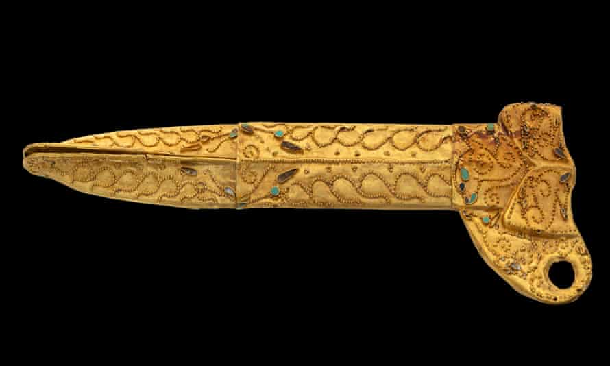 A gold dagger sheath with turquoise and lapis lazuli inlays