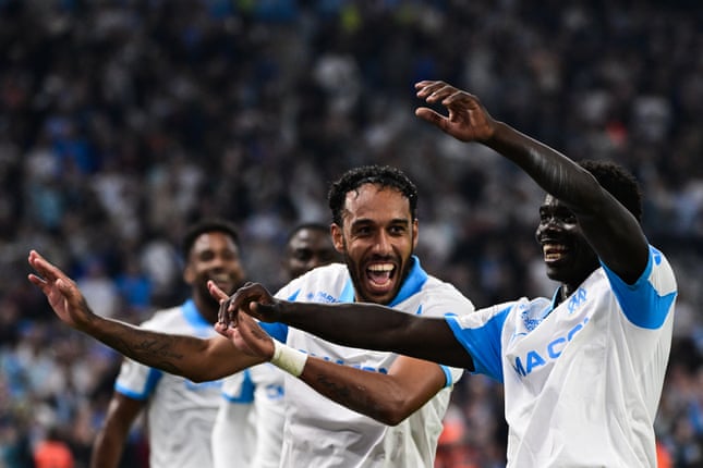 Jogadores em campo durante partida da Ligue 1.