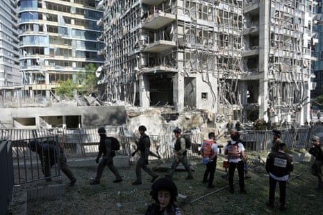 Israel Iran Mideast Warsescue workers and military personnel inspect the site of a direct hit from an Iranian missile strike in Ramat Gan, Israel, Thursday, June 19, 2025. (AP Photo/Oded Balilty)