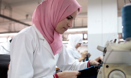 Kadın Fas'ın Tanca kentinde bir tekstil fabrikasında çalışıyor.