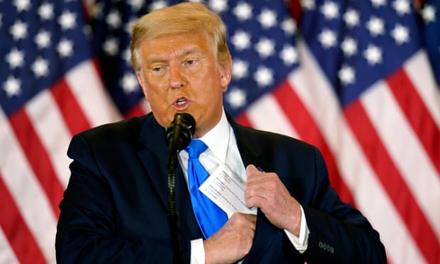 Donald Trump parla a una serata elettorale alla Casa Bianca nel 2020.  a novembre.