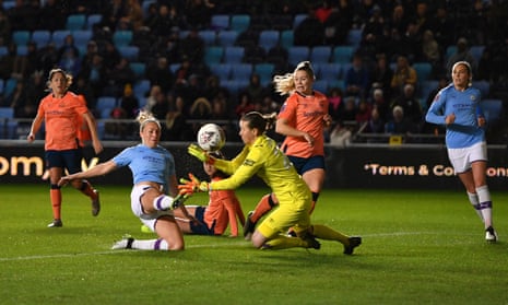 Manchester City’s Pauline Bremer forces homes the Manchester City opener.