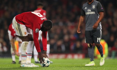 Manchester United v SL Benfica - UEFA Champions League<br>MANCHESTER, ENGLAND - OCTOBER 31: Romelu Lukaku of Manchester United places the ball on the penalty spot during the UEFA Champions League group A match between Manchester United and SL Benfica at Old Trafford on October 31, 2017 in Manchester, United Kingdom. (Photo by Matthew Ashton - AMA/Getty Images)